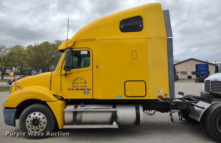 image for item DQ1687 2007 Freightliner Columbia  semi truck