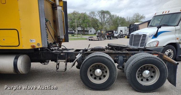 image for item DQ1687 2007 Freightliner Columbia  semi truck