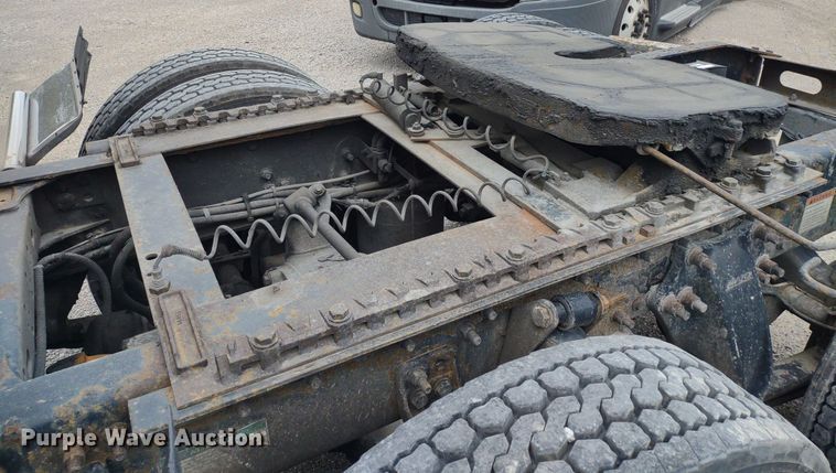 image for item DQ1687 2007 Freightliner Columbia  semi truck