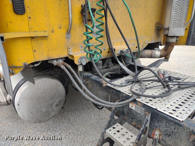 image for item DQ1687 2007 Freightliner Columbia  semi truck