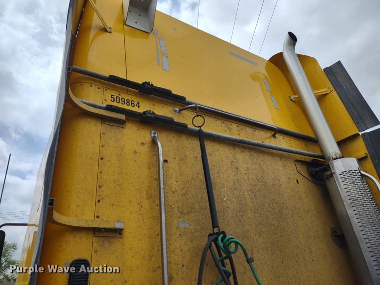 image for item DQ1687 2007 Freightliner Columbia  semi truck