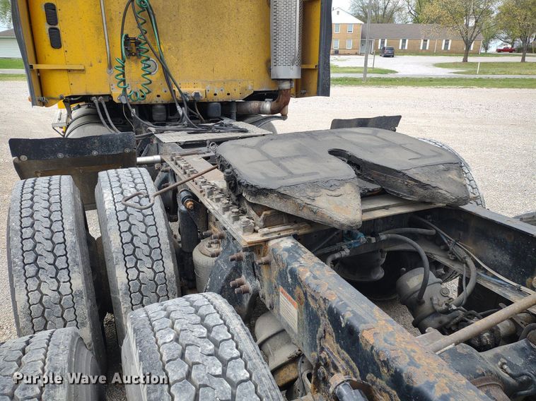 image for item DQ1687 2007 Freightliner Columbia  semi truck