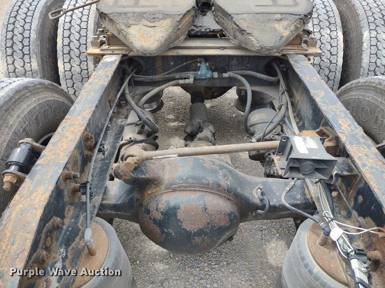 image for item DQ1687 2007 Freightliner Columbia  semi truck