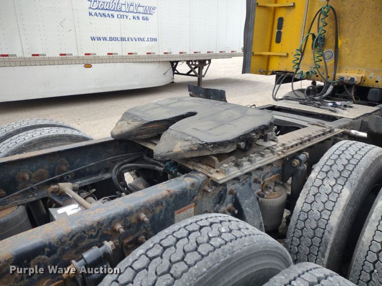 image for item DQ1687 2007 Freightliner Columbia  semi truck