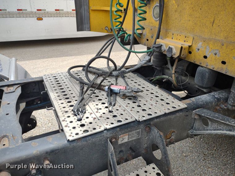 image for item DQ1687 2007 Freightliner Columbia  semi truck