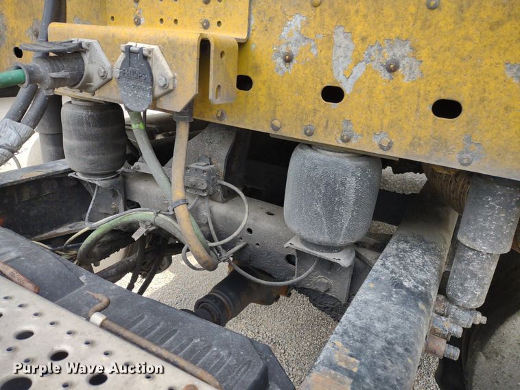 image for item DQ1687 2007 Freightliner Columbia  semi truck