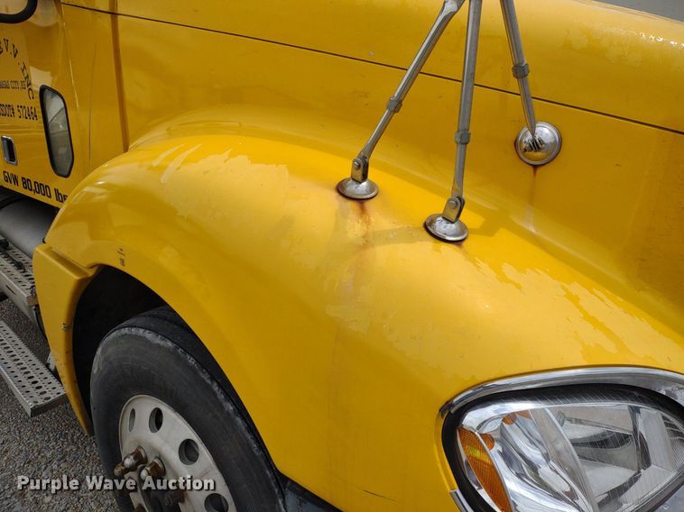 image for item DQ1687 2007 Freightliner Columbia  semi truck