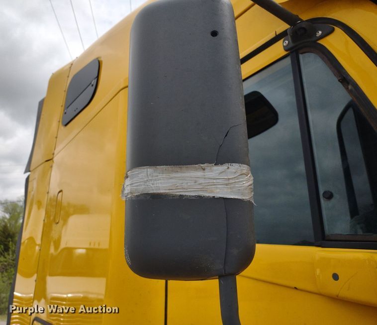 image for item DQ1687 2007 Freightliner Columbia  semi truck