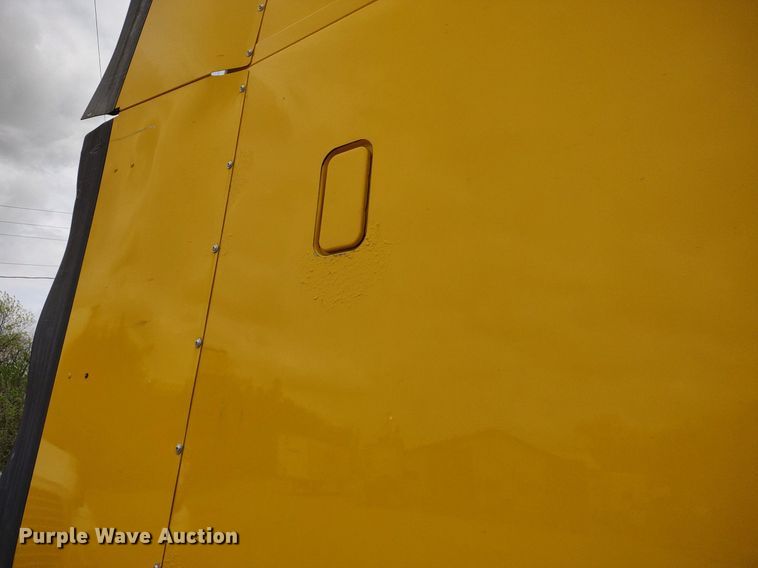 image for item DQ1687 2007 Freightliner Columbia  semi truck