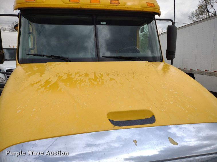 image for item DQ1687 2007 Freightliner Columbia  semi truck