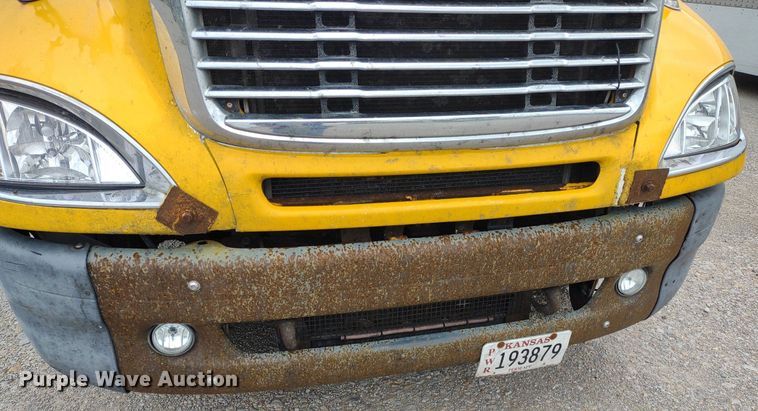 image for item DQ1687 2007 Freightliner Columbia  semi truck