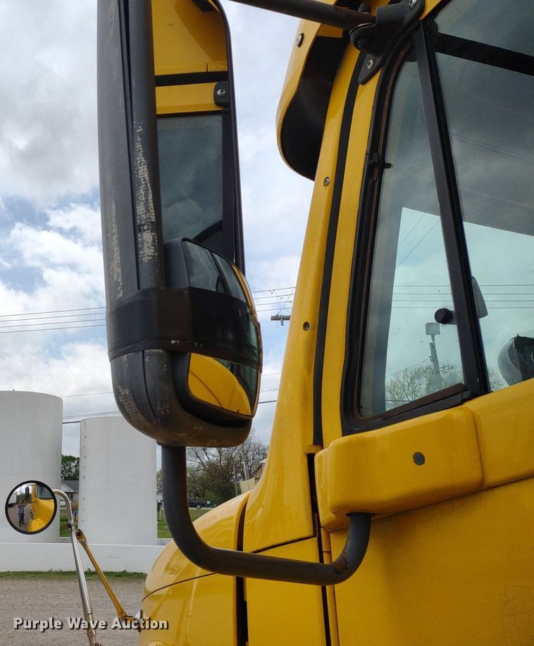 image for item DQ1687 2007 Freightliner Columbia  semi truck