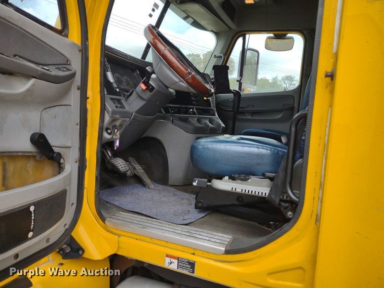image for item DQ1687 2007 Freightliner Columbia  semi truck