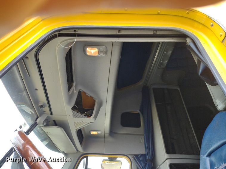 image for item DQ1687 2007 Freightliner Columbia  semi truck