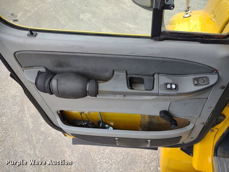 image for item DQ1687 2007 Freightliner Columbia  semi truck