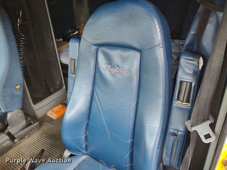 image for item DQ1687 2007 Freightliner Columbia  semi truck