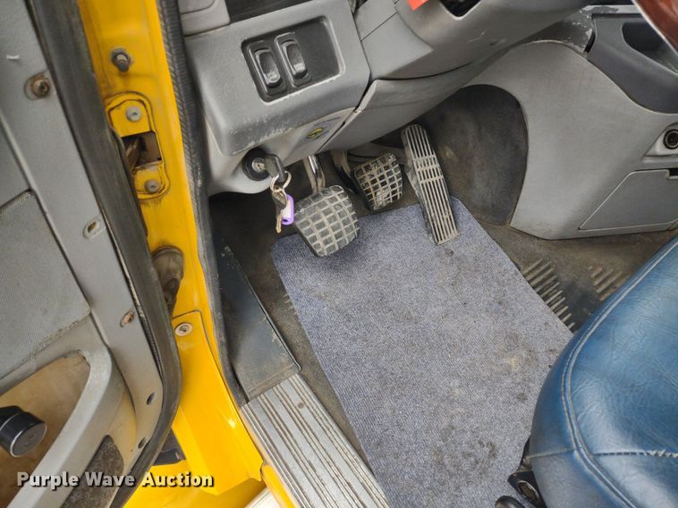 image for item DQ1687 2007 Freightliner Columbia  semi truck