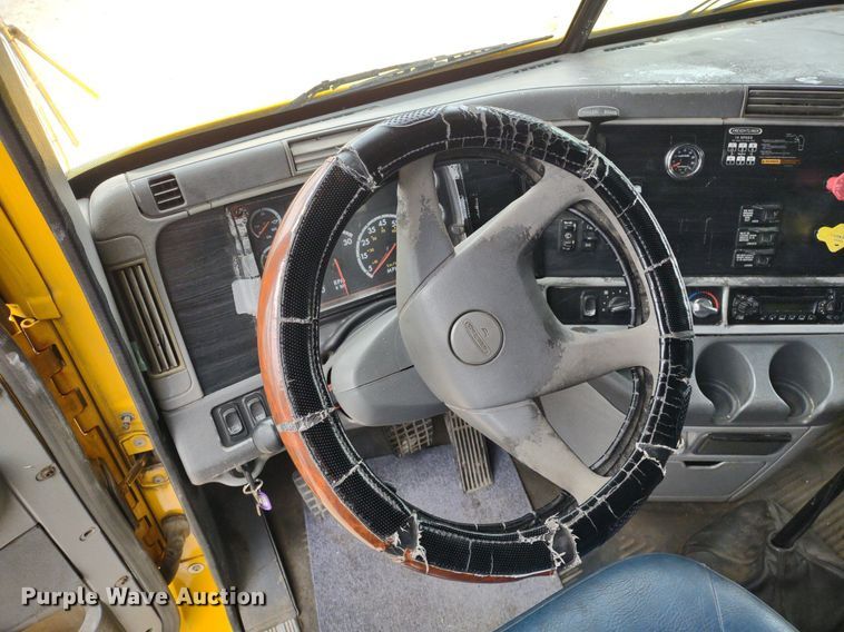 image for item DQ1687 2007 Freightliner Columbia  semi truck