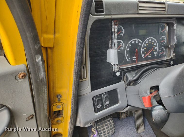 image for item DQ1687 2007 Freightliner Columbia  semi truck