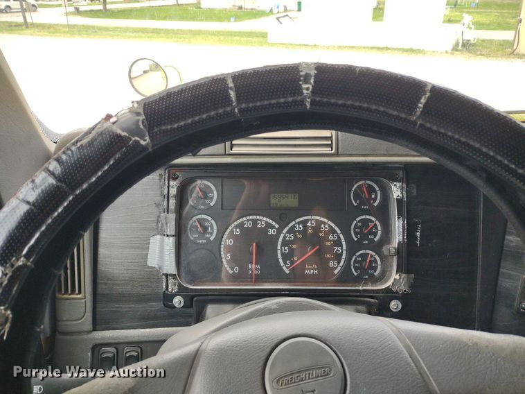 image for item DQ1687 2007 Freightliner Columbia  semi truck