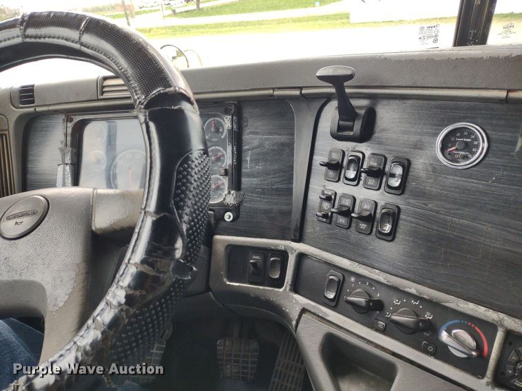 image for item DQ1687 2007 Freightliner Columbia  semi truck