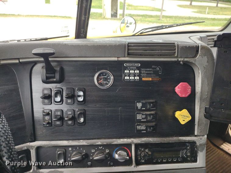 image for item DQ1687 2007 Freightliner Columbia  semi truck