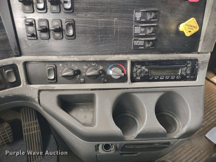 image for item DQ1687 2007 Freightliner Columbia  semi truck