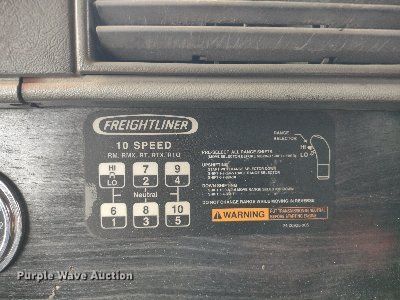 image for item DQ1687 2007 Freightliner Columbia  semi truck