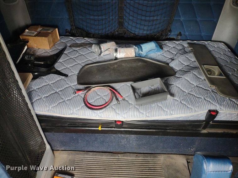 image for item DQ1687 2007 Freightliner Columbia  semi truck