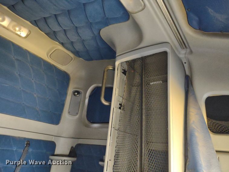 image for item DQ1687 2007 Freightliner Columbia  semi truck