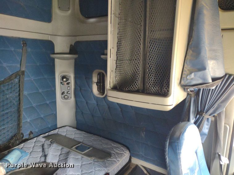 image for item DQ1687 2007 Freightliner Columbia  semi truck