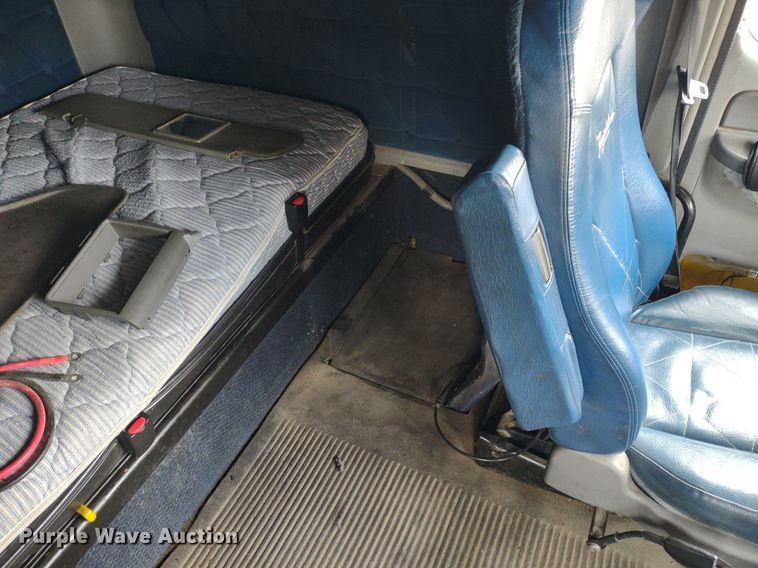 image for item DQ1687 2007 Freightliner Columbia  semi truck