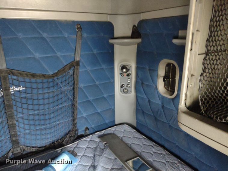 image for item DQ1687 2007 Freightliner Columbia  semi truck