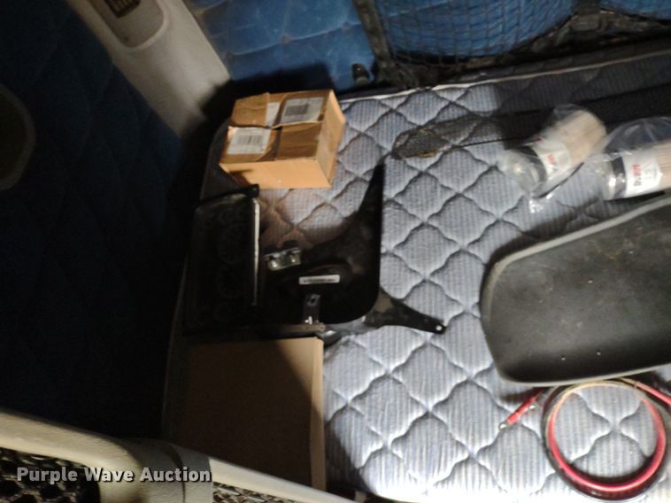 image for item DQ1687 2007 Freightliner Columbia  semi truck