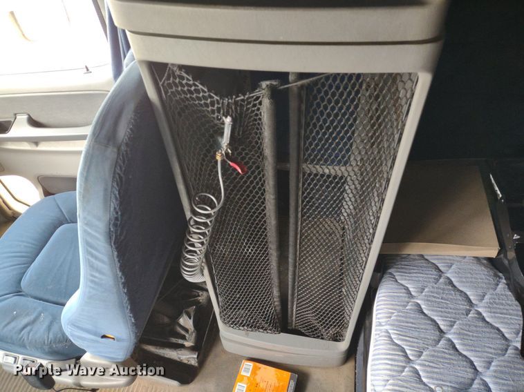 image for item DQ1687 2007 Freightliner Columbia  semi truck