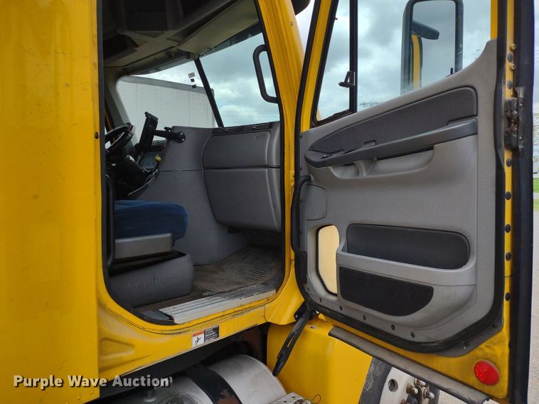 image for item DQ1687 2007 Freightliner Columbia  semi truck