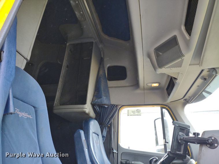 image for item DQ1687 2007 Freightliner Columbia  semi truck