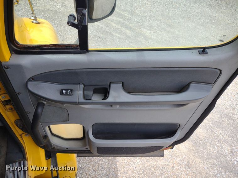 image for item DQ1687 2007 Freightliner Columbia  semi truck