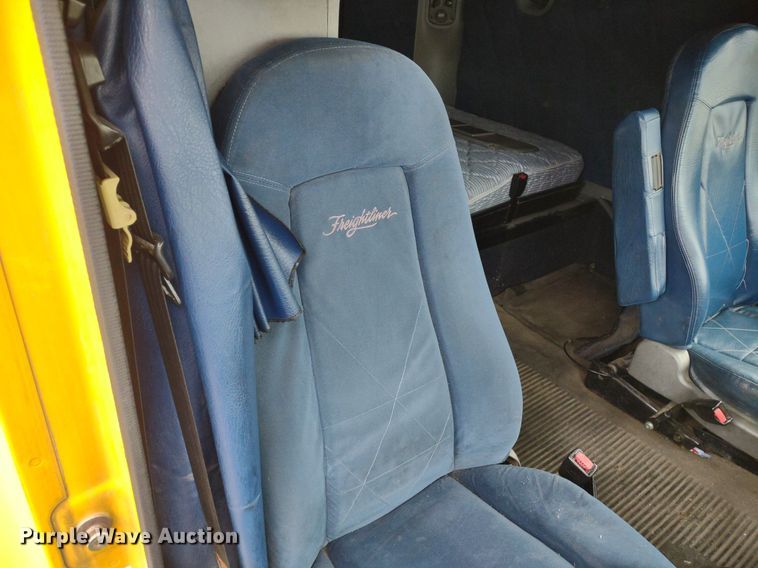 image for item DQ1687 2007 Freightliner Columbia  semi truck