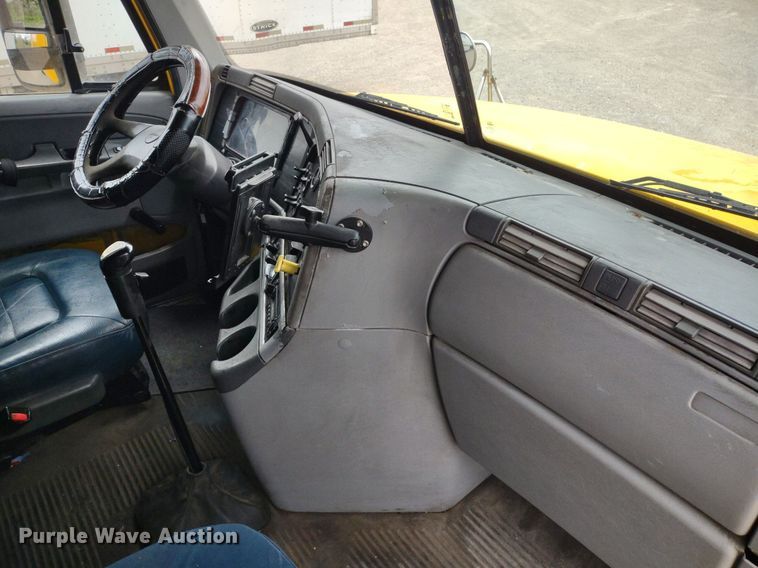 image for item DQ1687 2007 Freightliner Columbia  semi truck