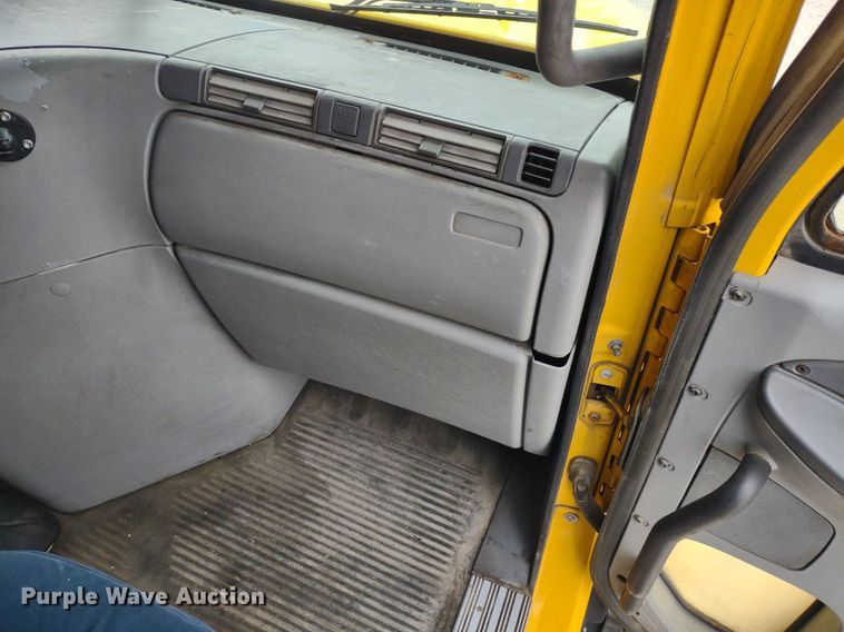 image for item DQ1687 2007 Freightliner Columbia  semi truck