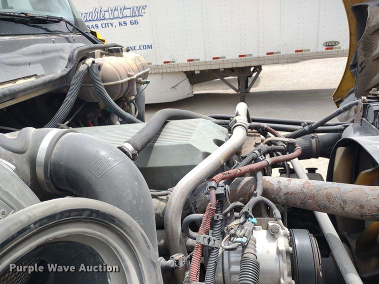 image for item DQ1687 2007 Freightliner Columbia  semi truck