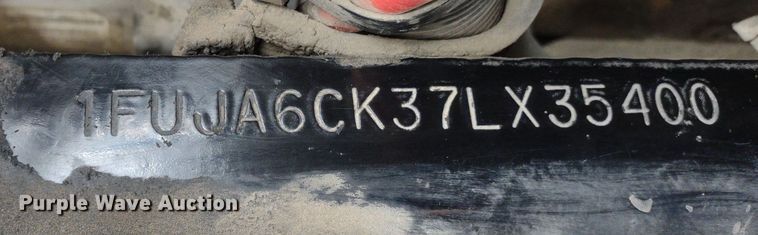 image for item DQ1687 2007 Freightliner Columbia  semi truck