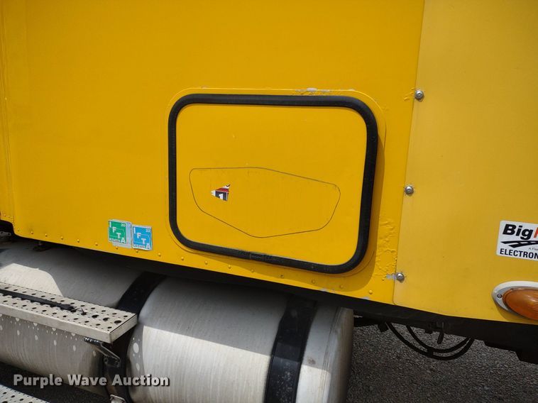 image for item DQ1687 2007 Freightliner Columbia  semi truck