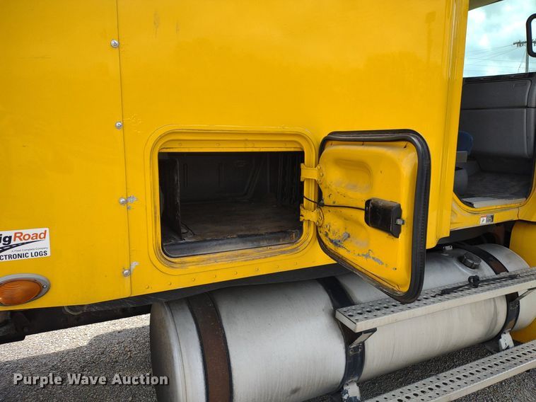 image for item DQ1687 2007 Freightliner Columbia  semi truck