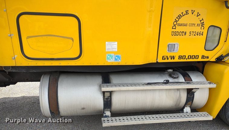 image for item DQ1687 2007 Freightliner Columbia  semi truck