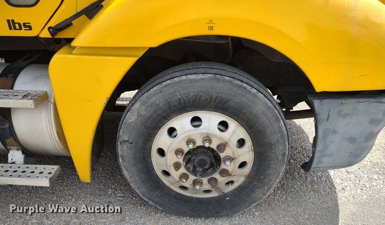 image for item DQ1687 2007 Freightliner Columbia  semi truck