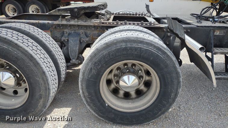 image for item DQ1687 2007 Freightliner Columbia  semi truck