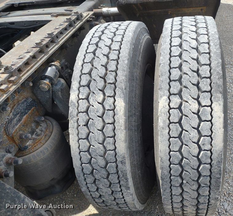 image for item DQ1687 2007 Freightliner Columbia  semi truck