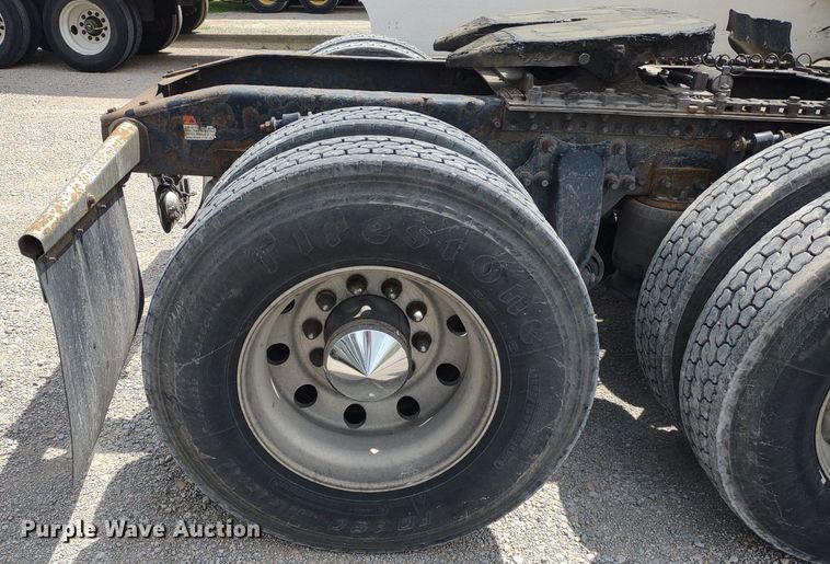 image for item DQ1687 2007 Freightliner Columbia  semi truck